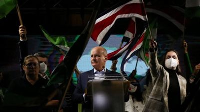 النتائج الأولية تشير إلى فوز الخبير الاقتصادي تشافيز في انتخابات الرئاسة بكوستاريكا