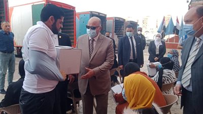 محافظ القاهرة يوزع دفعة من 