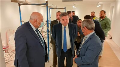  وزير قطاع الأعمال يتفقد تجهيزات أول فروع 