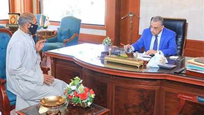 محافظ سوهاج يلتقي بـ 90 مواطنا لبحث مطالبهم وحل شكواهم