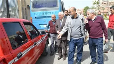 محافظ بورسعيد يتفقد عددًا من السيارات بعد رفع كفاءتها