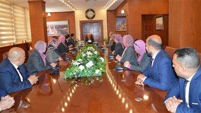 محافظ بورسعيد يتابع سير العمل بالجهاز التنفيذي للمنطقة الحرة 