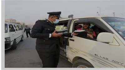 في الشهر المبارك.. الداخلية توزع وجبات الإفطار على المواطنين
