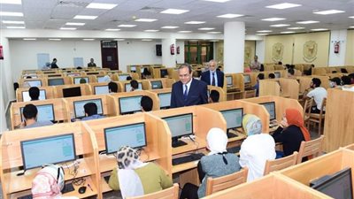 383 طالبا بطب سوهاج يؤدون امتحان الميدتيرم إلكترونيا