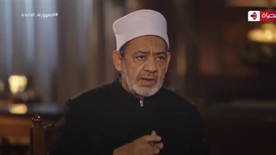 رد ناري من إبراهيم عيسى ضد منتقدي الإمام الأكبر بعد تهنئته لمسيحيي مصر والعالم (فيديو)