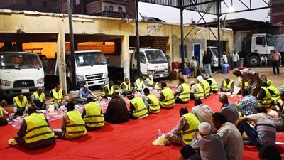  محافظ أسوان  يشارك العمال والسائقين إفطار شهر رمضان المعظم