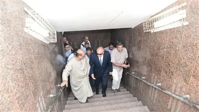 محافظ قنا يعاين الموقع المقترح لإنشاء نفق مشاه أسفل محطة سكك حديد نجع حمادى