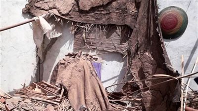 محافظ أسوان يكلف بتوفير وحدة إيواء لأسرة تعرض سقف منزلها لانهيار (صور)