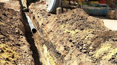 محافظ أسوان يتدخل لحل مشكلة انقطاع وضعف مياه الشرب بمدينة إدفو (صور)