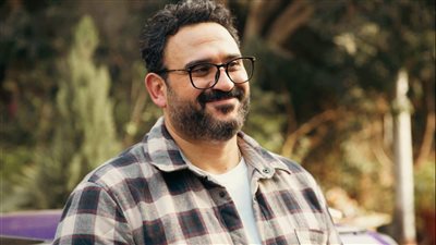 أكرم حسني يتشاجر مع والده في الحلقة السادسة من مسلسل 