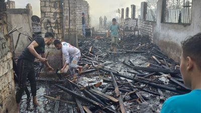 بالصور.. إصابة شخصين في حريق عنبر دواجن بكفر شكر