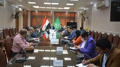 محافظ القليوبية يناقش دفع العمل بمشروع ممشى النيل ببنها