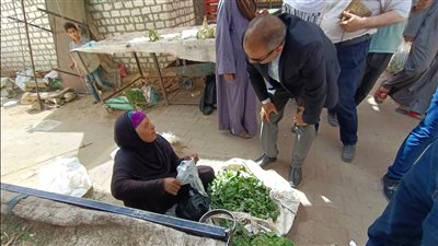 السكرتير العام المساعد بقنا يتفقد سوق السهريج لمتابعة توافر السلع