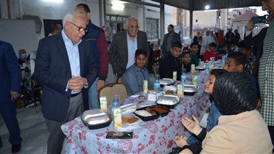 محافظ بورسعيد يشارك أطفال دور الأيتام الإفطار الرمضاني
