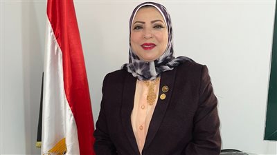 برلمانية: تفقد الرئيس السيسي أماكن العمل يطمئن العمال 