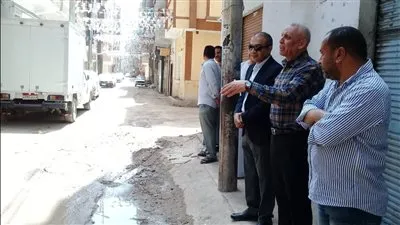  العمل على إصلاح كسر بخط المياه القديم بمنطقة المنشية الجديدة في قنا