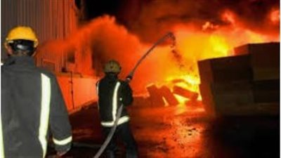 الحماية المدنية تواصل عمليات تبريد مكثفة لحريق هائل بمخزن أخشاب دار السلام