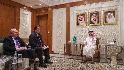 وزير الخارجية يستقبل منسق الشؤون الإنسانية في اليمن