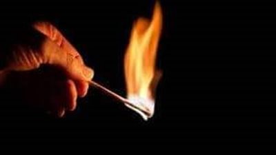 لرفضها طلبه.. رجل يشعل النيران في زوجته وسط الشارع بمنشأة القناطر 