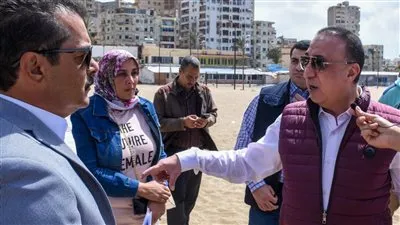 محافظ الإسكندرية يعاين شاطئ الأنفوشي المجاني قبل افتتاحه