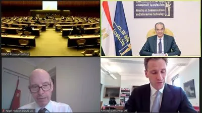  وزير الاتصالات يستعرض جهود القطاع لتحقيق الشمول الرقمى 