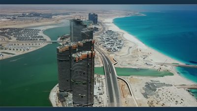 شبه إعجاز.. ناقد فني: العلمين تحولت من منطقة مخلفات حرب لأجمل مدينة شاطئية (فيديو)