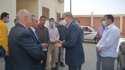 محافظ القليوبية يتفقد صوامع الغلال استعدادا لموسم القمح (صور)