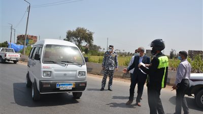 بالصور.. محافظ القليوبية يضبط 3 سيارات أجرة تسير عكس الاتجاه