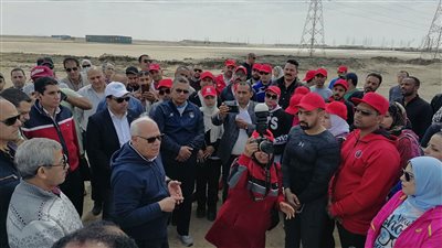 محافظ بورسعيد يتفقد مشروعات مدينة سلام بصحبة عدد من الشباب