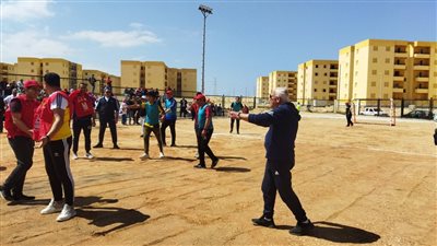 محافظ بورسعيد يشارك بمباراة كرة قدم بشرق المحافظة