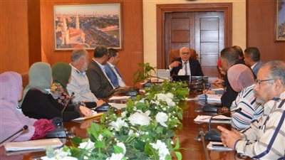 محافظ بورسعيد يتابع موقف توافر السلع الأساسية الغذائية وأسعارها 