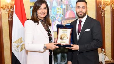 نبيلة مكرم تمنح إسلام العشيري بطل إنقاذ المدنيين في أوكرانيا درع الوزارة 