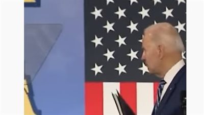 شاهد.. موقف محرج للرئيس الأمريكي بايدن: مد يده للمصافحة ولكن!