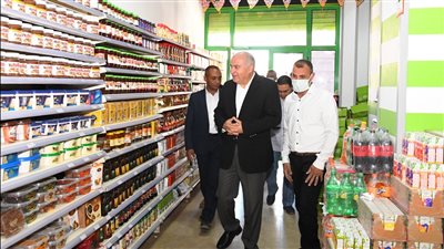 محافظ قنا يتفقد الأسواق لمتابعة توافر السلع وضبط الأسعار