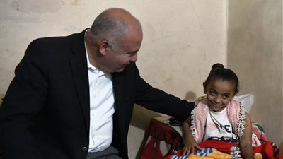 محافظ قنا يزور طفلة بمنزلها عقب عودتها من جراحة نخاع بالقاهرة