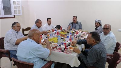 رئيس مدينة سفاجا يُشارك مشايخ قرية النصر 85 حفل إفطار جماعي