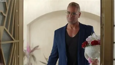 تامر هجرس يفاجئ غادة عادل ببوكيه ورد