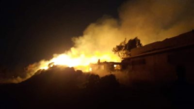 النيران التهمت 500 متر.. الحماية المدنية تواصل عمليات السيطرة على حريق طريق المنصورية 