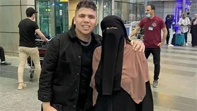 عمر كمال ينشر صورة لوالدته من المطار