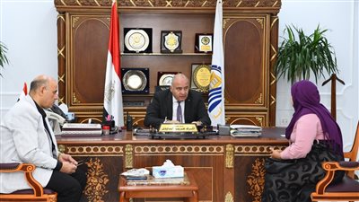 محافظ قنا يستقبل 53 مواطنا للاستماع إلى شكواهم