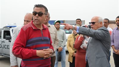 محافظ بورسعيد: إقامة ساحة لانتظار السيارات والشاحنات بمدخل المنفذ المؤدي إلى منطقة شرق