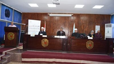 رئيس جامعة سوهاج يشهد ندوة تثقيفية عن الإرشاد الأسري والتنشئة المتوازنة