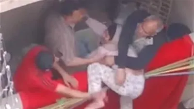 هرب بعد انتشار الفيديو.. القبض على أب حاول إلقاء ابنته من شرفة منزله بشارع فيصل 