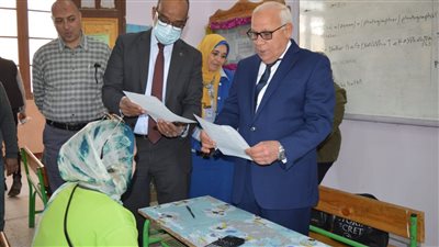 محافظ بورسعيد يتفقد المدارس الإعدادية لمتابعة 