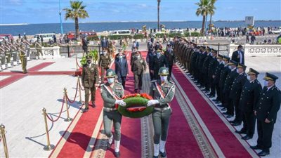 قائد المنطقة الشمالية يضع إكليل من الزهور على قبر الجندي المجهول
