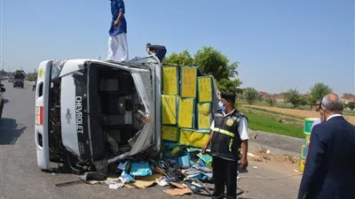 محافظ القليوبية يتوقف ليطمئن على حادث مروري بالطريق الزراعي