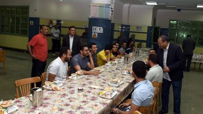 رئيس جامعة سوهاج يشارك طلاب المدينة الجامعية في الإفطار الجماعي الرمضاني