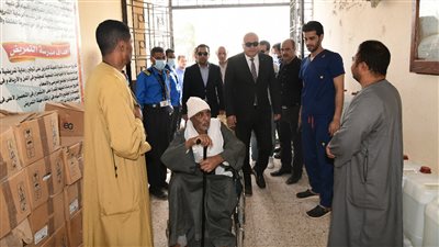 محافظ قنا يصطحب مريض فشل كلوي بسيارته لمستشفي أبوتشت المركزي