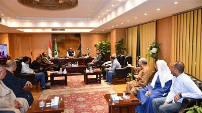 محافظ الفيوم يبحث مع رئيس الغرفة التجارية وممثلي تجار الجملة آليات نقل سوق الخضر بالبارودية