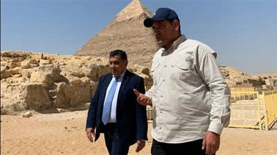 أهرامات الجيزة تستقبل اللورد طارق أحمد وزير بريطانيا للسياحة العالمية 
